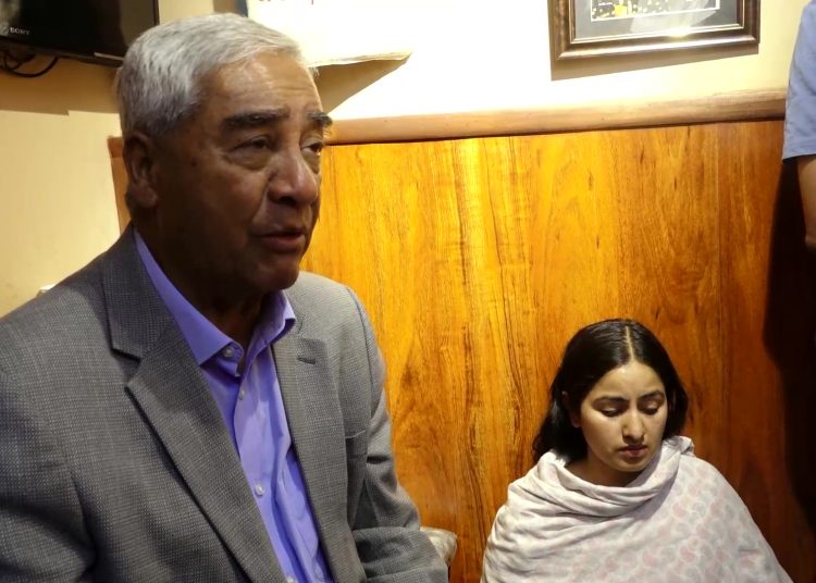 पत्रकार सुरेश रजकका परिवारसँग भेट गर्दै सभापति देउवा