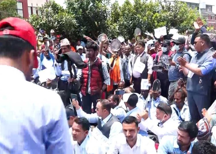 शिक्षक महासंघले काठमाडौंमा प्रदर्शन गर्दै