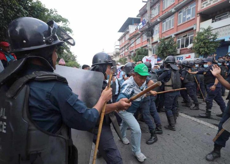 शिक्षकहरूले गृहमन्त्रीको राजीनामा माग गर्दै नाराबाजी