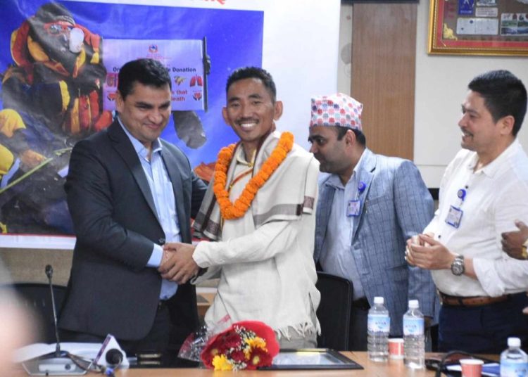 कीर्तिमानी आरोही शोलुखुम्बुका पेम्बा शेर्पालाई सम्मान