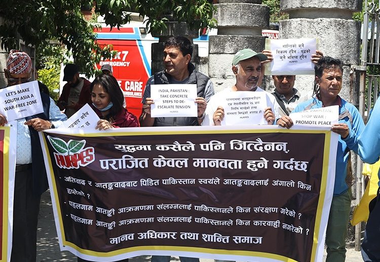 युद्ध समाधान नभएको भन्दै प्रदर्शन