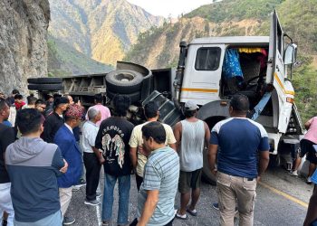 ट्रक पल्टिँदा बाटो पूर्णरुपमा बन्द