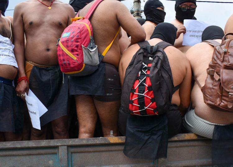 सहकारीपीडितले अर्धनग्न बनेर प्रदर्शन गरे