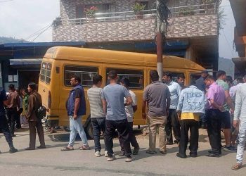 थानकोट यातायातको फोर्स गाडीले भारतीय नम्बर प्लेटको कारलाई ठक्कर दियाे
