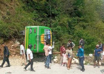 माइक्रोबस सडकमै पल्टिएर दुर्घटना हुँदा २२ जना घाइते