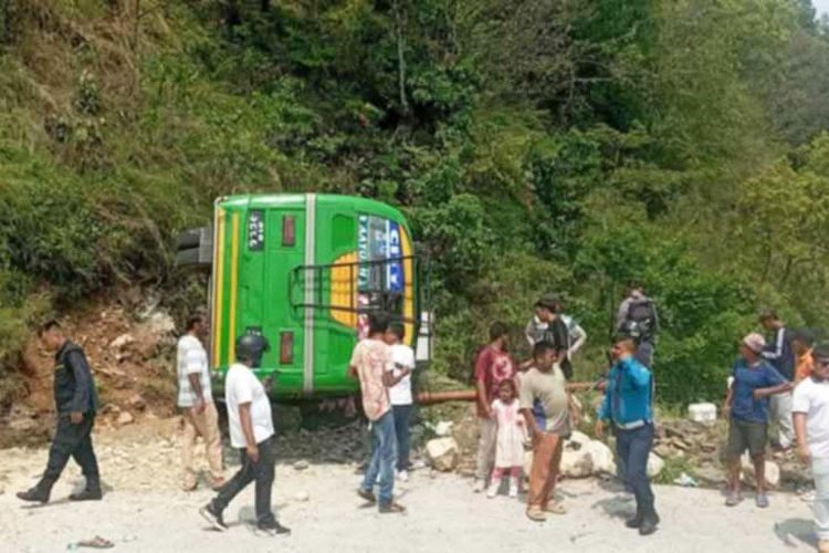 माइक्रोबस सडकमै पल्टिएर दुर्घटना हुँदा २२ जना घाइते