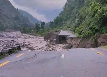 अविरल वर्षासँगै आएको बाढीले कोशी लोकमार्गको सडक अवरुद्ध