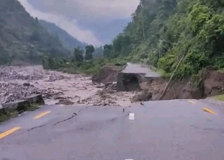अविरल वर्षासँगै आएको बाढीले कोशी लोकमार्गको सडक अवरुद्ध