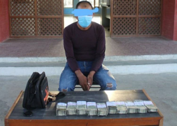 पाँच लाख भारतीय रकमसहित पक्राउ