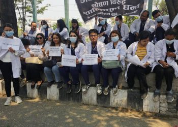आवासीय चिकित्सकले गरिरहेको आन्दोलन स्थगित