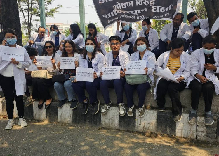 आवासीय चिकित्सकले गरिरहेको आन्दोलन स्थगित