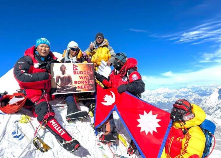 एकै परिवारका ६ जनाले मकालु हिमाल आरोहण गरेर राखे कीर्तिमान