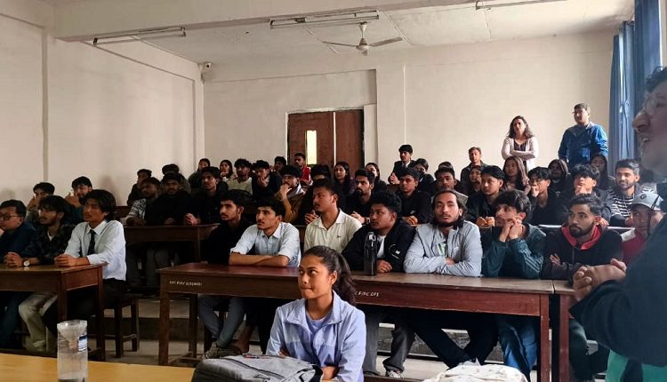नेपाल इन्जिनियरिङ कलेजका विद्यार्थीहरू वर्षा सम्बन्धी तथ्याङ्क संकलनमा परिचालन