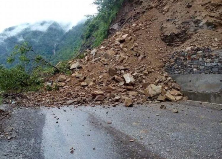 दुम्किवासमा ‘डाइभर्सन’ बग्दा राजमार्ग अवरुद्ध