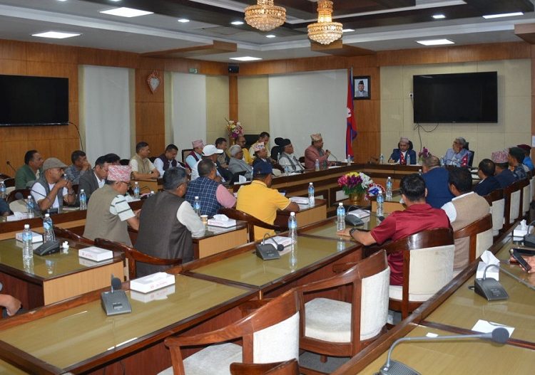 सार्वजनिक सवारी सञ्चालन नभएपछि यात्रु अलपत्र
