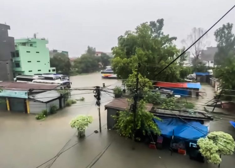 अविरल वर्षा कारण धनगढी बजार जलमग्न