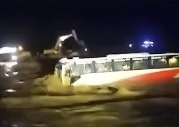 विनयी खोलाको बाढीले यात्रुबाहक बस बगायाे