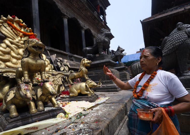 श्रीनिवास मल्लको सिंहासन सार्वजनिक