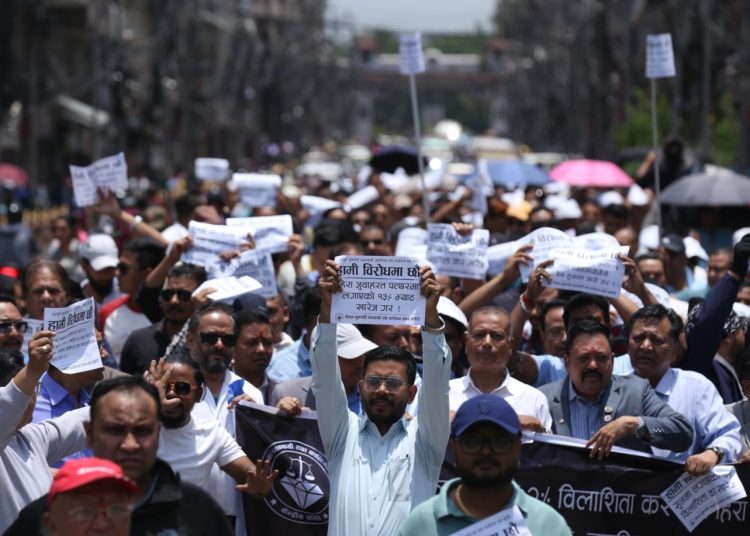 सुनाचाँदीमा कर लगाएपछि आन्दाेलनमा उत्रिए व्यवसायी