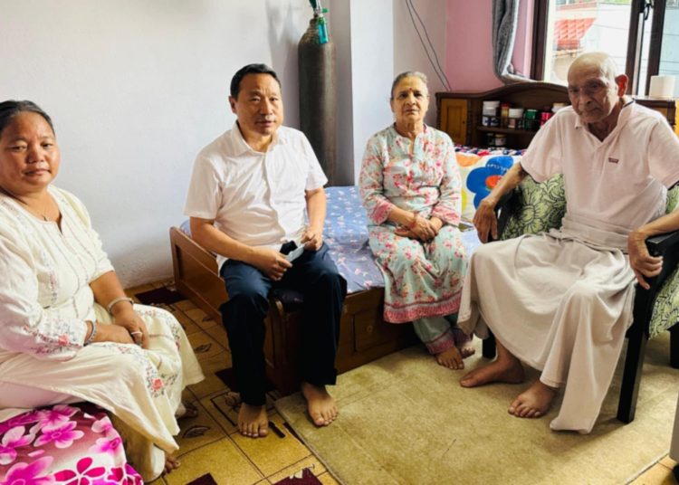 मोहन वैद्य किरणलाई वर्षमानपुनले गरे स्वास्थ्यलाभको कामना