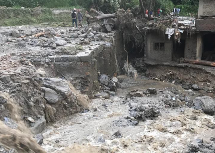 कोल्पु खोलाको बाढीले महिलालाई बगायाे, एक घाइते