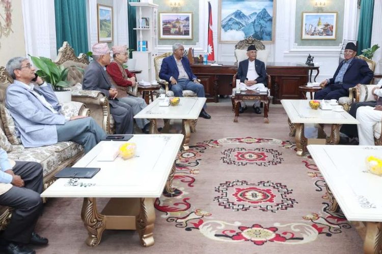 गृहमन्त्री रमेश लेखकले राजीनामा दिनुपर्ने अडान कायमै