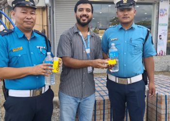 साना हात, ठूलो सोच: घाममा खटिएका ट्राफिक प्रहरीलाई विद्यार्थीको सम्मान