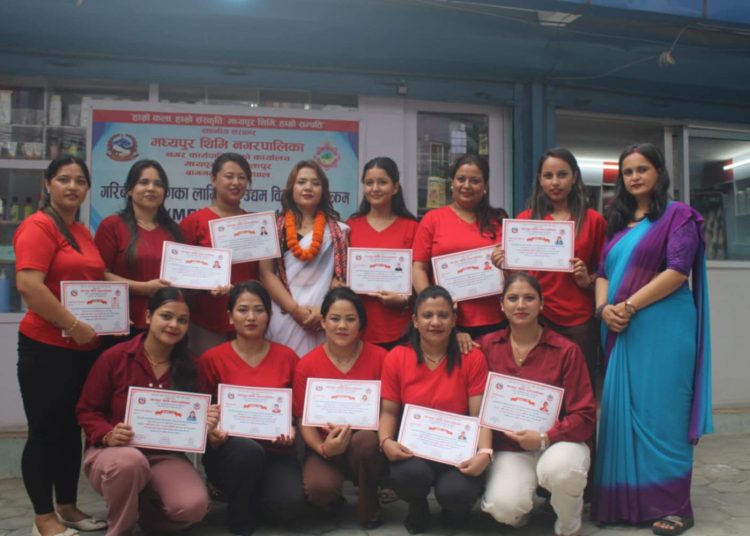 मध्यपुर थिमिको जि एम ब्युटी सैलुनमा एक महिने सौन्दर्य कला तालिम सम्पन्न