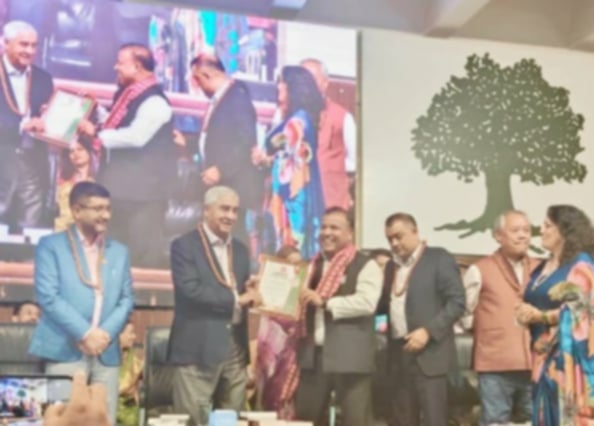 कांग्रेस सर्लाहीका जिल्ला सभापति सिंहलाई देउवाले गरे सम्मान
