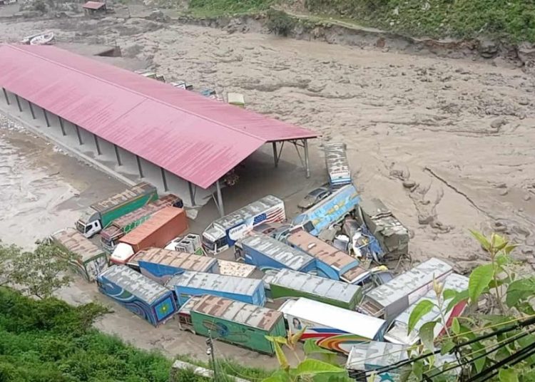 १ सय भन्दा बढी गाडी बगेको अनुमान