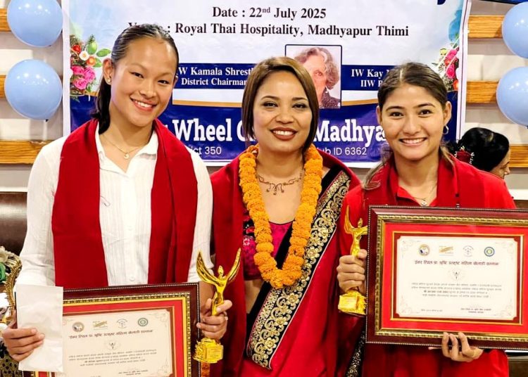 एरिका र अञ्जना मध्यपुरमा नगदसहित सम्मानित