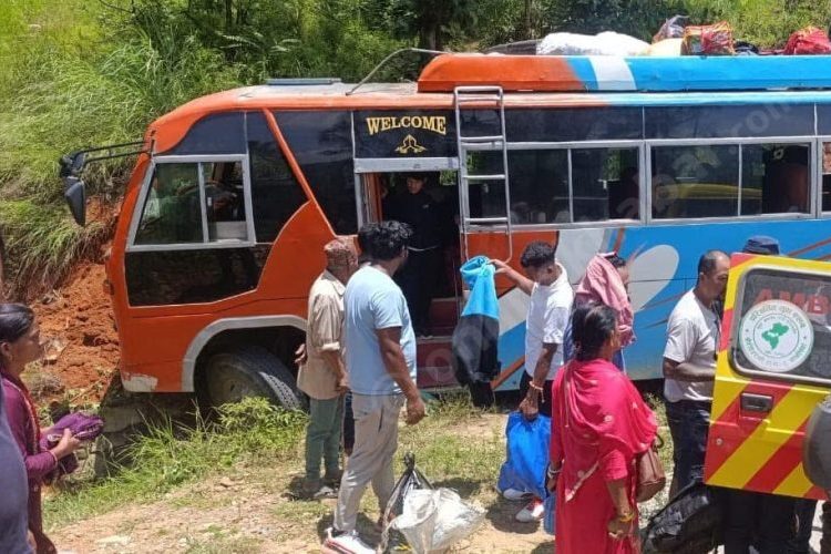 यात्रुबाहक बस ब्रेक फेल भएर दुर्घटना २३ जना घाइते