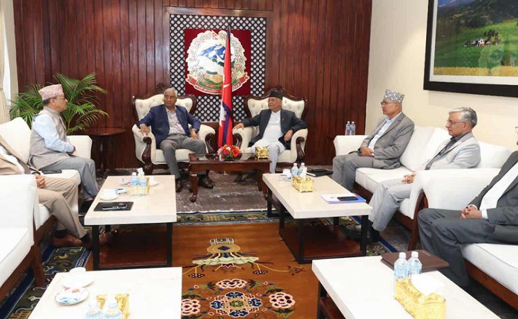 शीर्ष नेताहरू बीचको बैठक जारी