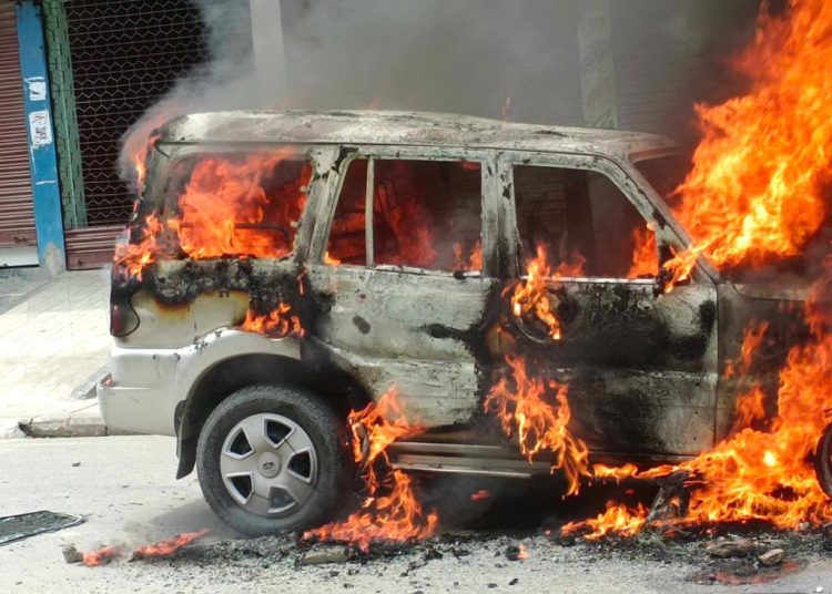 नेविसंघका कार्यकर्ताले जलाएकाे रहेछ सरकारी गाडी