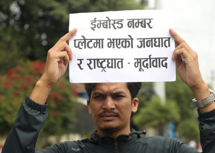 इम्बोस्ड नम्बरप्लेटको ठेक्का खारेज गर्न माग गर्दै प्रदर्शन