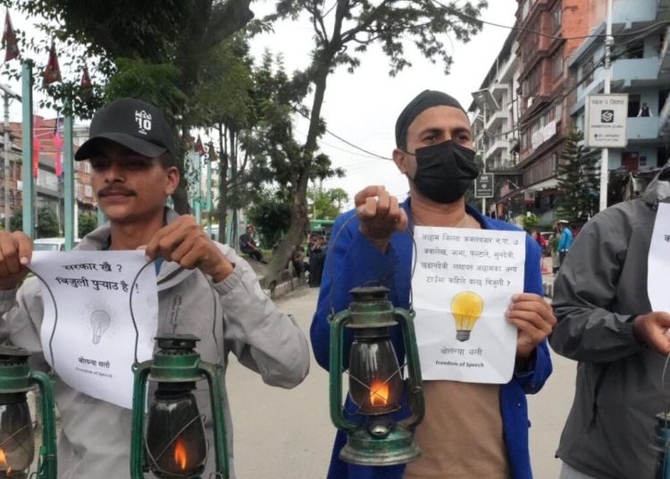 अछाममा गाउँहरूमा विद्युतको लाइन नपुगेको भन्दै विरोध प्रदर्शन
