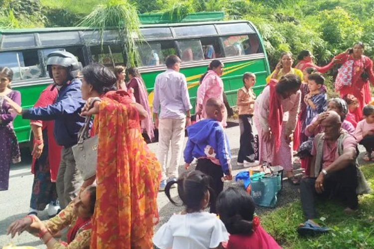बस दुर्घटना हुँदा २१ जना घाइते