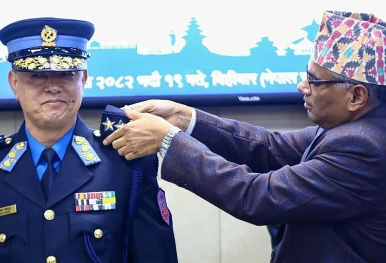 महानिरीक्षक खापुङले दर्ज्यानी चिह्न लगाए