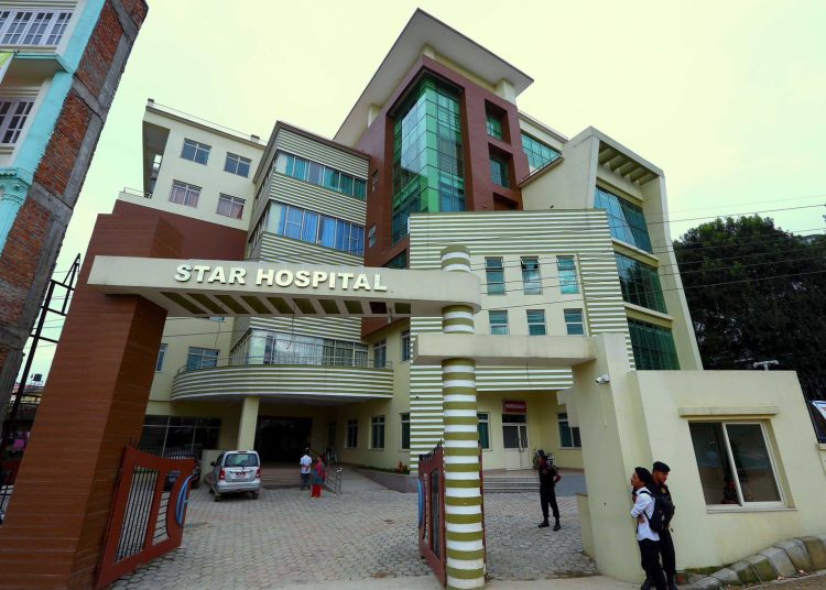 स्टार अस्पतालका कर्मचारी पारिश्रमिक नपाएर आन्दोलनमा