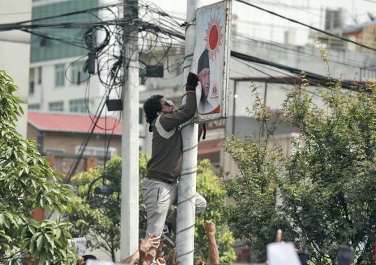 जेनजीले प्रधानमन्त्री ओलीको फोटो च्यातेका