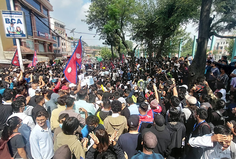 जेनजी युवाहरूले मण्डलामा गरेको प्रदर्शनमा भिड बढ्दै