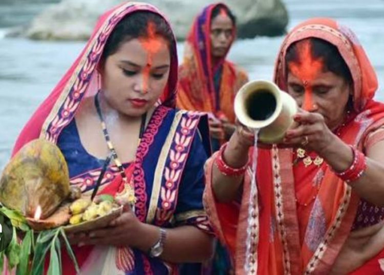 छठ पर्व मनाउँदै