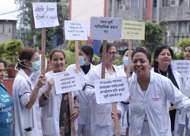 सेवा–सुविधा सुनिश्चित गर्न माग राख्दै नर्सहरू आन्दोलित