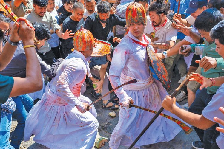 मल्लकालीन युद्धको झल्को दिने ‘खाँ पिहाँवईगु’ जात्रा सम्पन्न