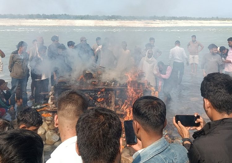 महाकाली नदी किनारमा विपिनकाे अन्त्येष्टि