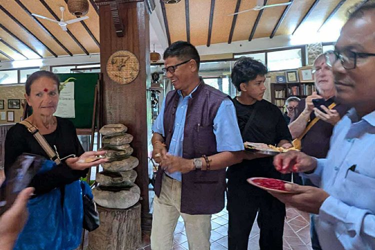 पर्यटकहरूले नेपाली परम्परा अनुसार दशैं मनाए