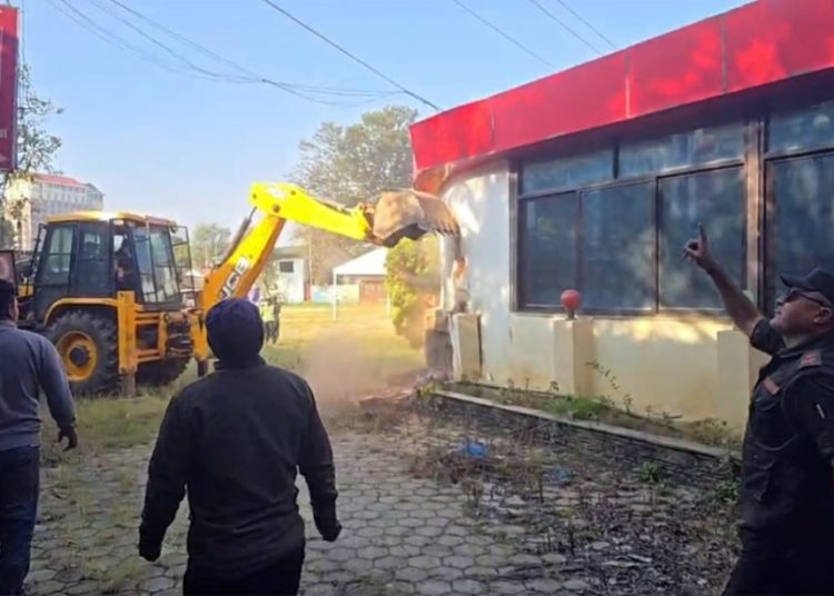 दीपक खड्काले बनाएका संरचना भत्काईए