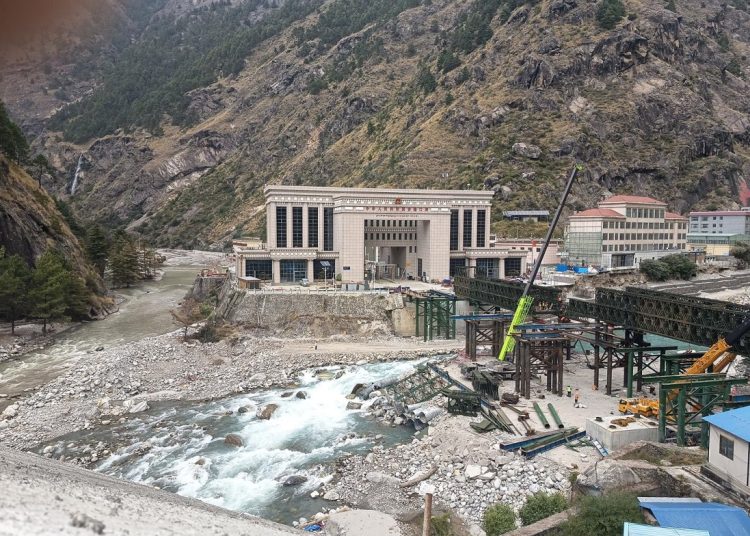 रसुवागढीस्थित नाकामा निर्माणाधीन बेलिब्रिजको कामले तीव्रता पायाे