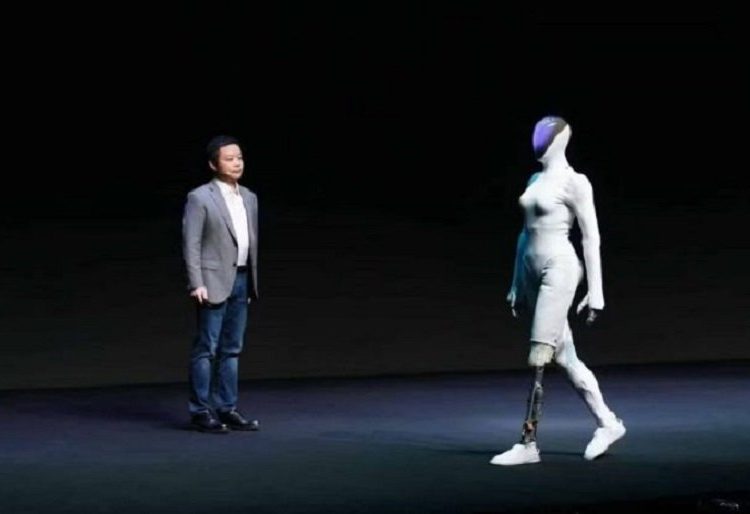 रोबोटको खुट्टै काट्न लगायो