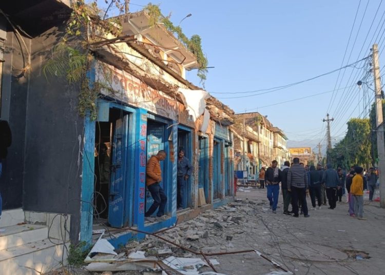 हेटौंडा उपमहानगरपालिकाको मुख्यबजारमा चल्याे डाेजर